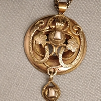 tænder indfattet ii guldfarvet metal, rundt med vedhæng og mønstre antikt vedhæng i halskæde vintage smykke.